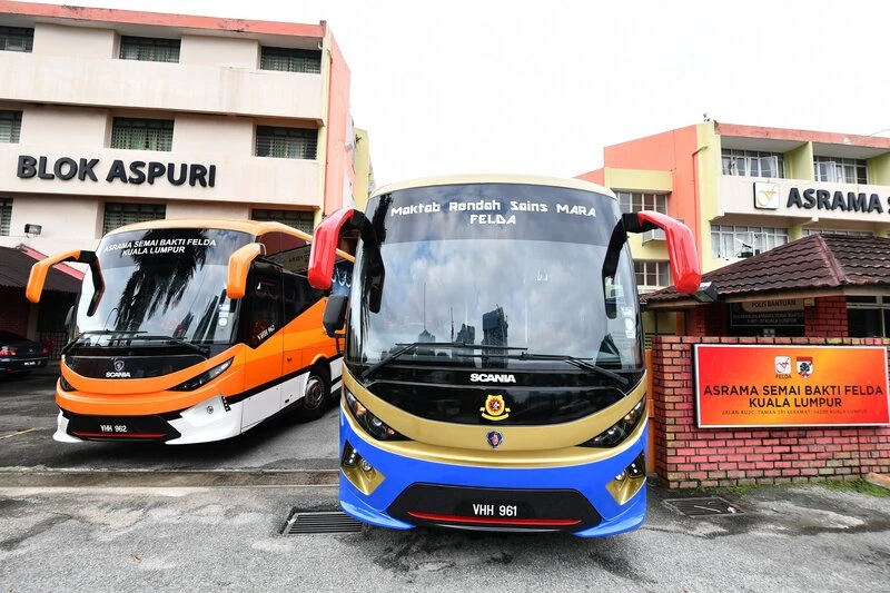 Scania Menyerahkan Dua Unit Koc Scania K360IIB4X2 Kepada FELDA untuk Mengangkut Pelajar Asrama Semai Bakti dan MRSM Ulangalik Setiap Dengan Selamat dan Selesa