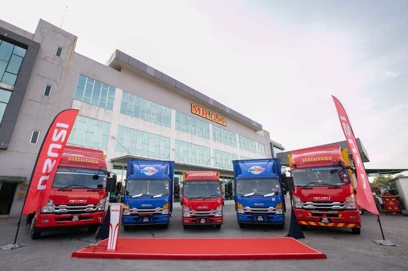 Isuzu Terus Memacu Mr D.I.Y. Dengan Penyerahah Trak-Trak Baharu